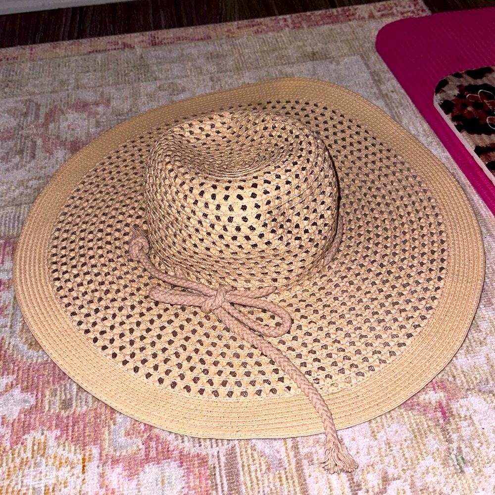 Tan beach hat NWOT with rope tie accent